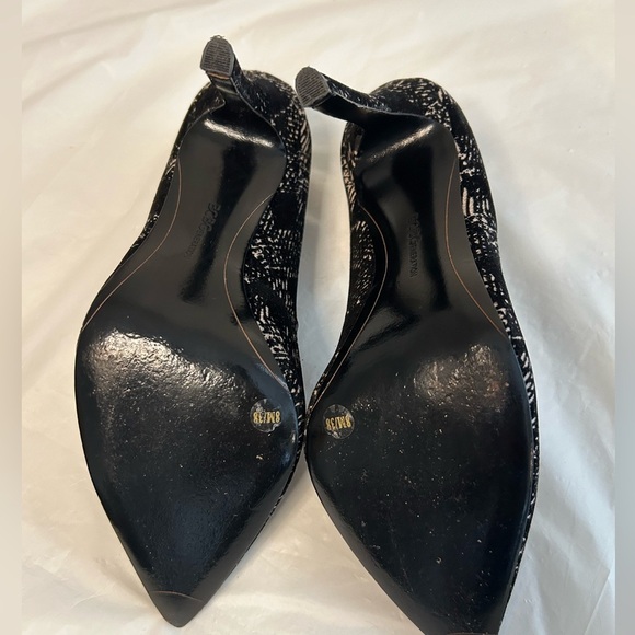 BCBGeneration black &‎ tan velvet heels. Size 8M. Like new in great condition. - Picture 8 of 10